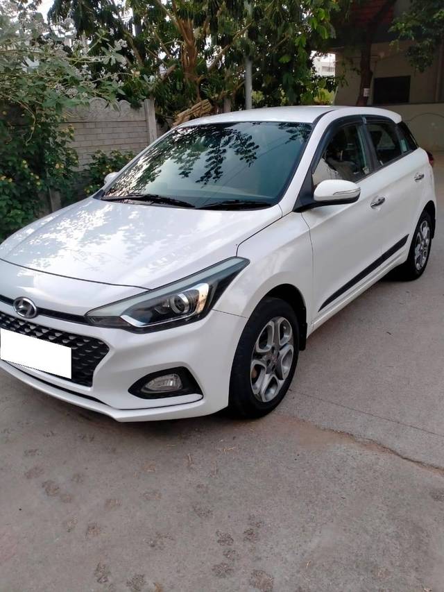 https://images10.gaadi.com/usedcar_image/4627752/original/processed_337e545c-f69a-465b-9d8b-cbb434998695.jpg?imwidth=6402