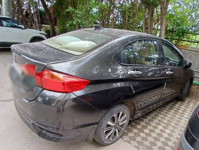 https://images10.gaadi.com/usedcar_image/4627811/original/c8b2b3a7-7257-48a1-b458-e9ba0a7f6abf.png?imwidth=6402