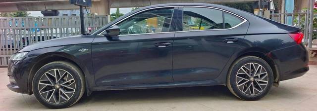 https://images10.gaadi.com/usedcar_image/4627843/original/processed_7d9d9989e4c8179e282309a6ec984b84.jpeg?imwidth=6402