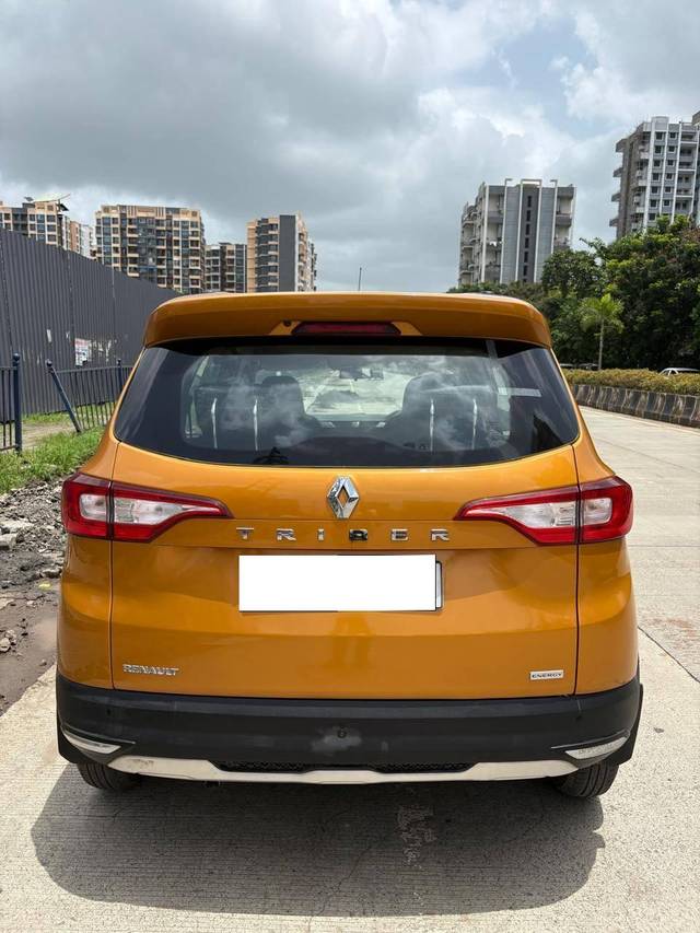 https://images10.gaadi.com/usedcar_image/4627882/original/processed_30bbda65-9fc7-438f-940b-0c8a848cd2b9.jpg?imwidth=6401