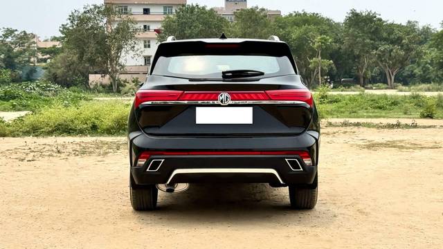 https://images10.gaadi.com/usedcar_image/4627895/original/processed_bab4b6bd9730e2dac2fad309bb37cb26.jpg?imwidth=6402