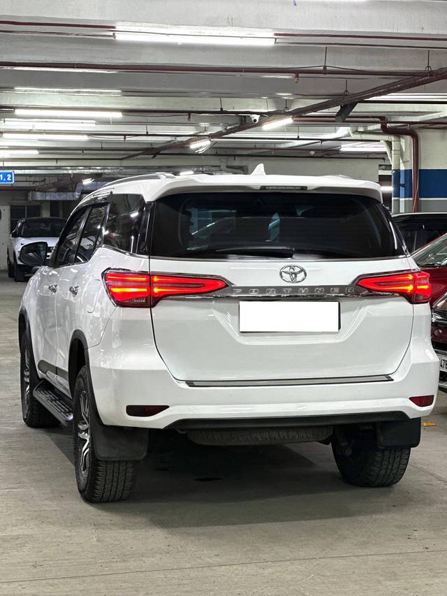 https://images10.gaadi.com/usedcar_image/4627972/original/processed_11f3da79f489a3c0696198fcc5bbc876.jpg?imwidth=6401