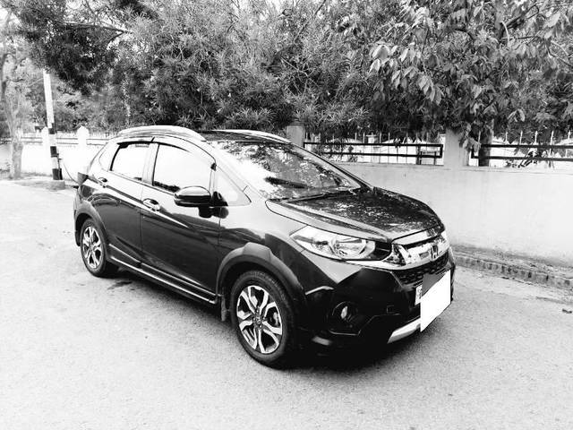 https://images10.gaadi.com/usedcar_image/4628046/original/processed_ac48b50c-7b17-411f-a2d0-4c66cdb3f805.jpg?imwidth=6400
