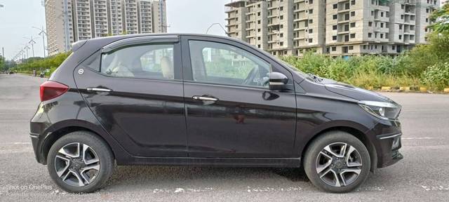 https://images10.gaadi.com/usedcar_image/4628058/original/processed_b1159ce4051cb4637d3bd56d48bd88a0.jpg?imwidth=6401