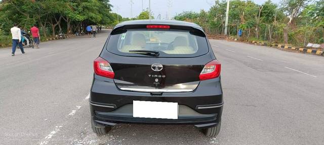https://images10.gaadi.com/usedcar_image/4628058/original/processed_d1c120f6f8874c4aa90cb8149d621b90.jpg?imwidth=6402