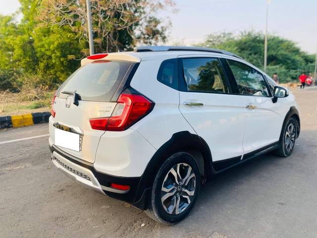 https://images10.gaadi.com/usedcar_image/4628121/original/processed_97c9bd9e-6b27-4cd4-b680-dede299ed044.jpg?imwidth=6401