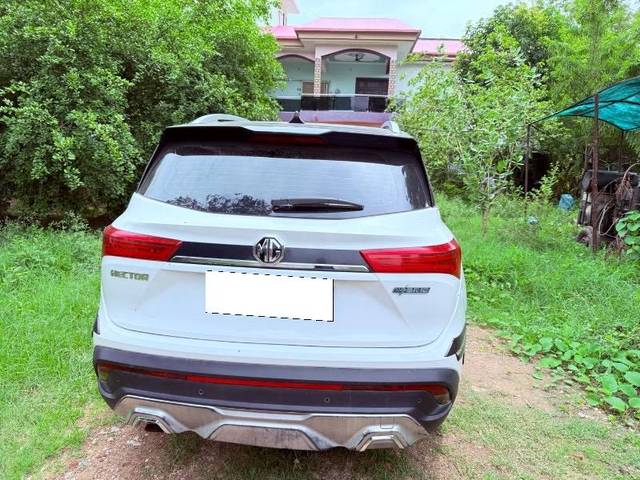 https://images10.gaadi.com/usedcar_image/4628132/original/processed_15a6af36-8355-402f-a4c2-2a9bf7108c86.jpeg?imwidth=6402