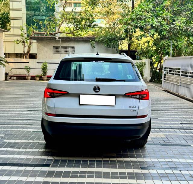 https://images10.gaadi.com/usedcar_image/4628134/original/processed_7e6fb104-7b8f-47f2-b563-cf5e8754b368.jpg?imwidth=6401