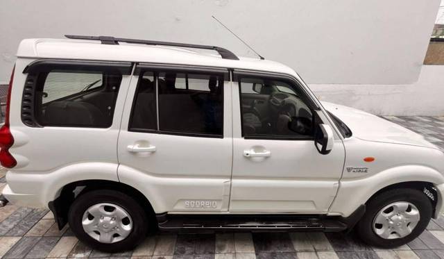 https://images10.gaadi.com/usedcar_image/4628174/original/processed_2fba2144617991d7d6eb3318a2498ffb.jpg?imwidth=6401