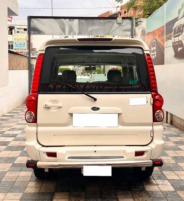 https://images10.gaadi.com/usedcar_image/4628174/original/processed_9baf833d8ccbac2e91277353b5ecaf48.jpg?imwidth=6402