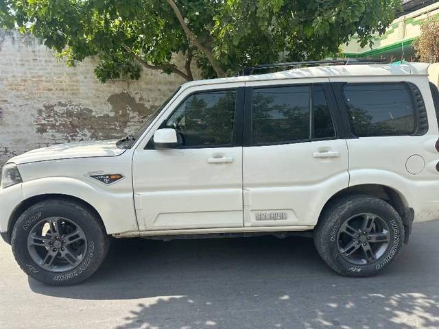 https://images10.gaadi.com/usedcar_image/4628178/original/processed_97ff7d97-b983-48f6-be04-539bf60a3d21.jpeg?imwidth=6402