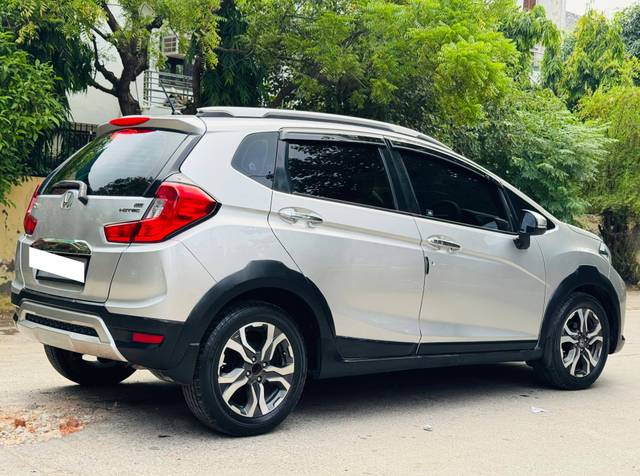 https://images10.gaadi.com/usedcar_image/4628367/original/processed_7dbe53ee9b0ad3ed8082d5854e754709.jpg?imwidth=6401