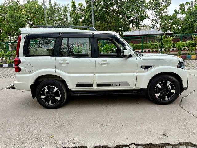 https://images10.gaadi.com/usedcar_image/4628470/original/processed_fd7480161e7d5ec5cdc6a37037ea3c06.jpg?imwidth=6401
