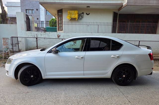 https://images10.gaadi.com/usedcar_image/4628719/original/e97bc4b23ce1c336e9539e0f828d7b27.jpg?imwidth=6401