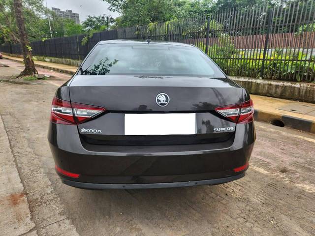 https://images10.gaadi.com/usedcar_image/4628734/original/processed_f253beab653a04a46b03123a78c8c9dd.jpg?imwidth=6402