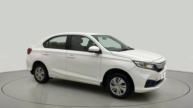 https://images10.gaadi.com/usedcar_image/4629010/original/c2d13d40e0123863dbde59abff53221f.jpg?imwidth=6400