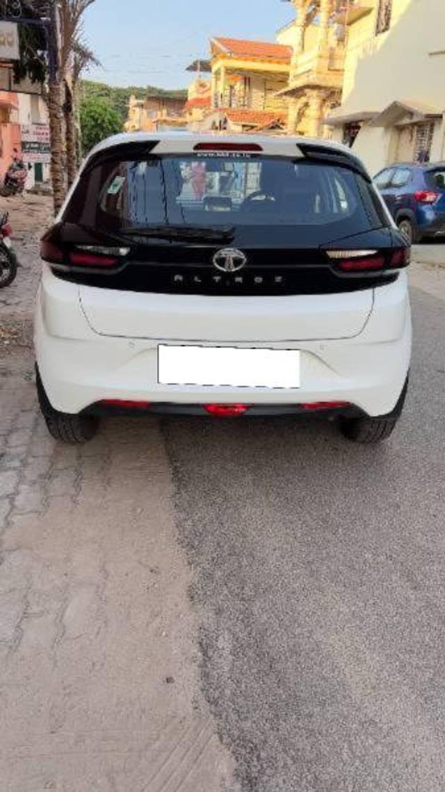 https://images10.gaadi.com/usedcar_image/4629073/original/processed_ca06e431-5d6c-43e2-b469-3b953c2e0957.jpg?imwidth=6402