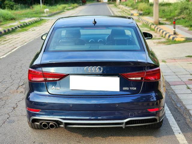 https://images10.gaadi.com/usedcar_image/4629172/original/processed_fb68e4c9bef8b0d97bbd645e66984bb3.jpg?imwidth=6402
