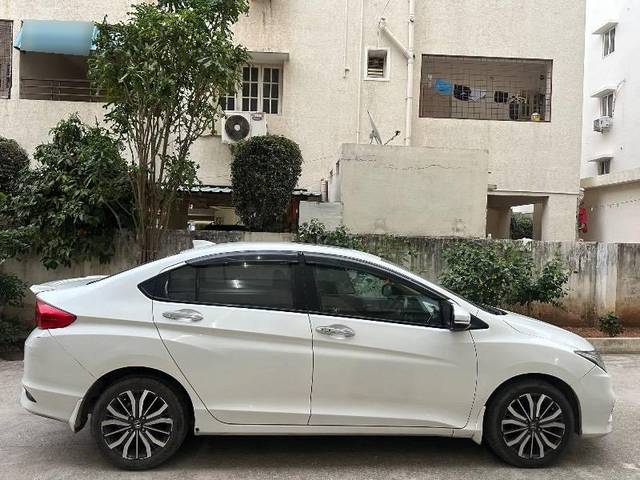 https://images10.gaadi.com/usedcar_image/4629289/original/processed_ff7667b6-abfb-4245-a883-75f08d1f5e27.jpeg?imwidth=6401