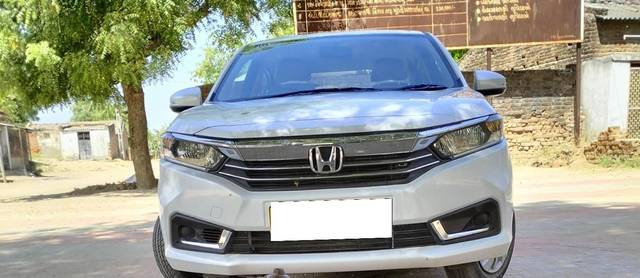 https://images10.gaadi.com/usedcar_image/4629311/original/processed_9e367b2d-ed61-4ac4-b72e-ba4766feff57.jpg?imwidth=6400