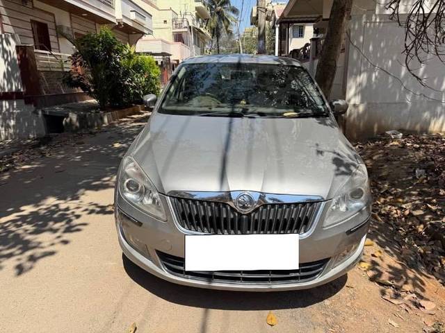 https://images10.gaadi.com/usedcar_image/4629323/original/processed_2fb8dcb9-a25e-46a9-a191-abc08046eb62.jpeg?imwidth=6402