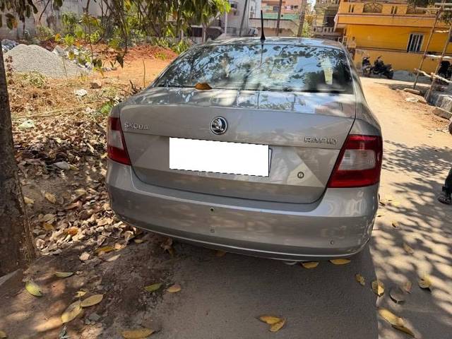 https://images10.gaadi.com/usedcar_image/4629323/original/processed_da161a88-ef23-4bf4-8ee1-87796045230e.jpeg?imwidth=6401