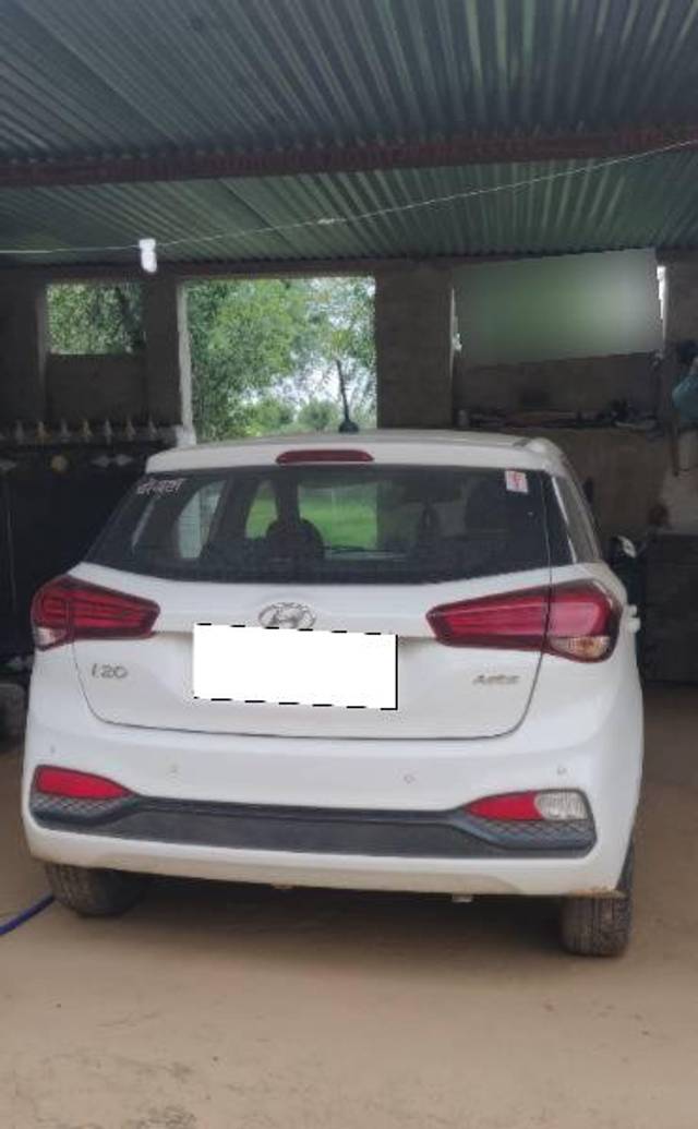 https://images10.gaadi.com/usedcar_image/4629371/original/processed_3c906fd2-fa97-484d-87f7-386aabe0654b.jpg?imwidth=6401