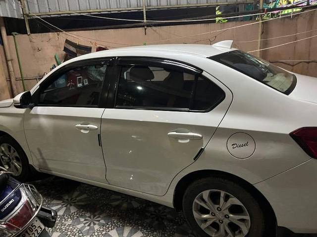 https://images10.gaadi.com/usedcar_image/4629435/original/processed_c3adeb39-d115-4e49-824e-3fcb9c8bf82f.jpeg?imwidth=6402