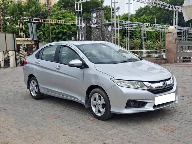 https://images10.gaadi.com/usedcar_image/4629465/original/processed_1fbc4ad2e29b290cdcd8d12500a066aa.jpg?imwidth=6400