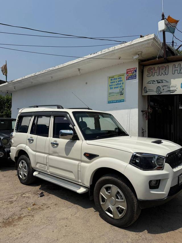 https://images10.gaadi.com/usedcar_image/4629476/original/processed_b1e5313fcc24d758d2bad1a39fe86dc8.jpg?imwidth=6401