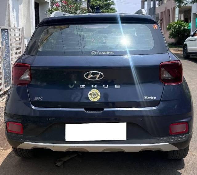 https://images10.gaadi.com/usedcar_image/4629483/original/processed_0d9efd26-d9db-41af-a904-7a8869591749.jpeg?imwidth=6402