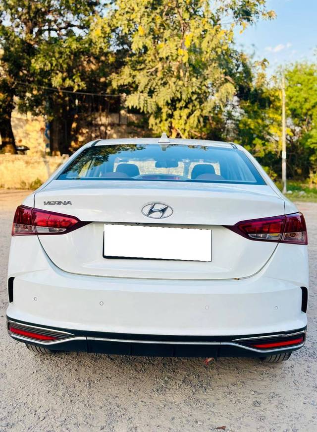 https://images10.gaadi.com/usedcar_image/4629484/original/processed_5879ad7b-998c-45ea-aea5-167ee32a0ff2.jpg?imwidth=6402