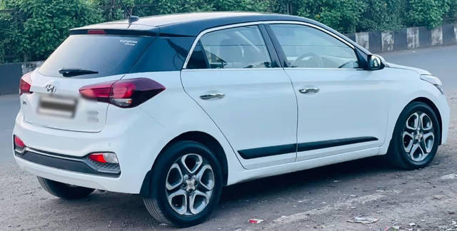 https://images10.gaadi.com/usedcar_image/4629525/original/e8a71eda-1e7d-4002-88b9-f6722dd6de71.png?imwidth=6401