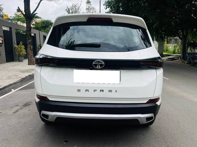 https://images10.gaadi.com/usedcar_image/4629528/original/processed_b96f0638645777eb92f2bb5916aec68f.jpg?imwidth=6401
