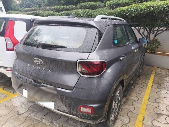 https://images10.gaadi.com/usedcar_image/4629573/original/ab320c1e-bb3d-4ffa-9657-a82996f611d2.png?imwidth=6402