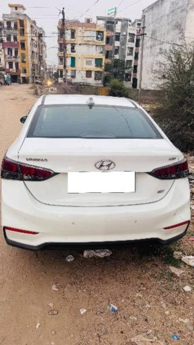 https://images10.gaadi.com/usedcar_image/4629600/original/processed_1210d3b5-befe-4d01-bab0-a07d1db9aca7.jpeg?imwidth=6401