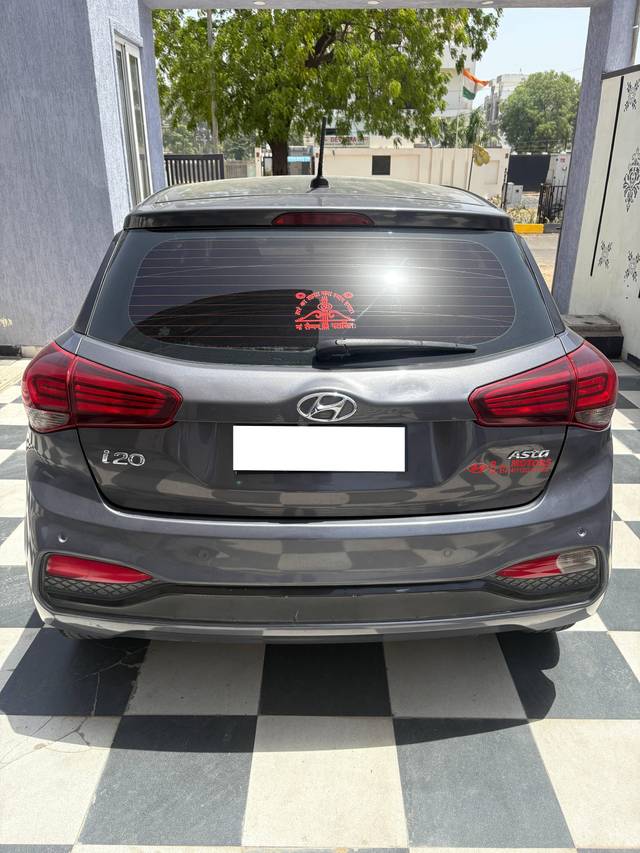 https://images10.gaadi.com/usedcar_image/4629687/original/processed_2e3e2bbb-af04-4105-bdab-08e1126ee7ea.jpg?imwidth=6401