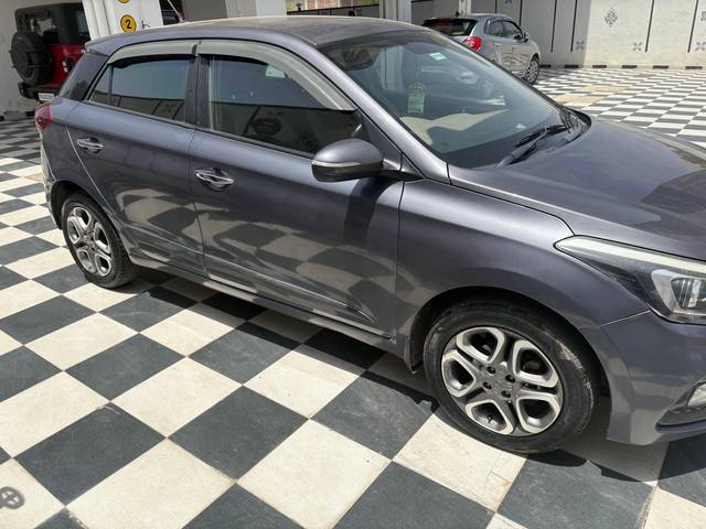 https://images10.gaadi.com/usedcar_image/4629687/original/processed_8e669809-3c8d-4dec-8dc1-ae11ca895fb5.jpg?imwidth=6402