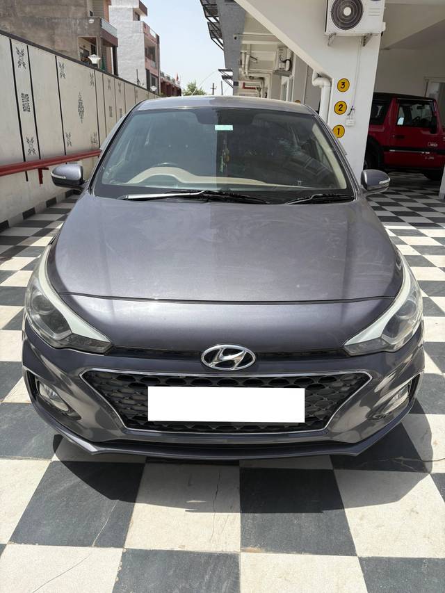 https://images10.gaadi.com/usedcar_image/4629687/original/processed_9909154d-1540-49be-9638-46613e4c6315.jpg?imwidth=6400