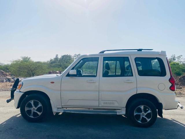 https://images10.gaadi.com/usedcar_image/4629691/original/processed_babbd273-0628-44dd-aa2d-e986a1183758.jpg?imwidth=6402