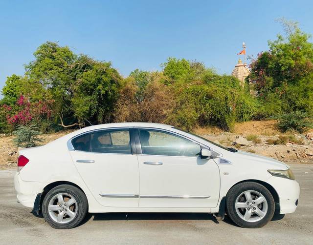 https://images10.gaadi.com/usedcar_image/4629727/original/processed_ef8ca57e-0074-4437-8e46-b473ccbb944b.jpg?imwidth=6401