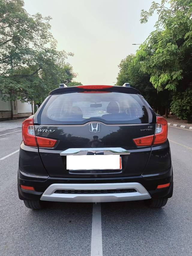 https://images10.gaadi.com/usedcar_image/4629858/original/processed_3be2e3eb5eb95730a413a4de24aefd35.jpg?imwidth=6402