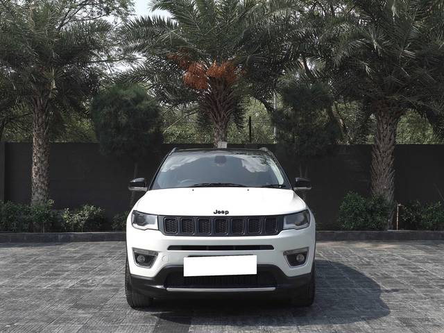https://images10.gaadi.com/usedcar_image/4629874/original/processed_824a40aa-1426-4409-8efa-13aa01da70dd.jpg?imwidth=6400