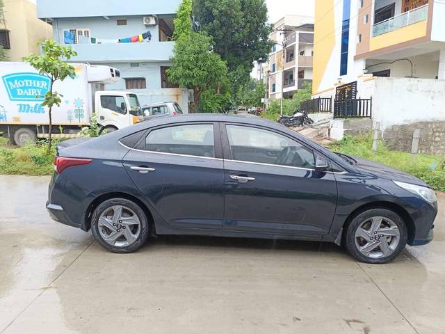 https://images10.gaadi.com/usedcar_image/4629910/original/processed_b9919245ea1daafb0f6d0ddee6665e86.jpg?imwidth=6401