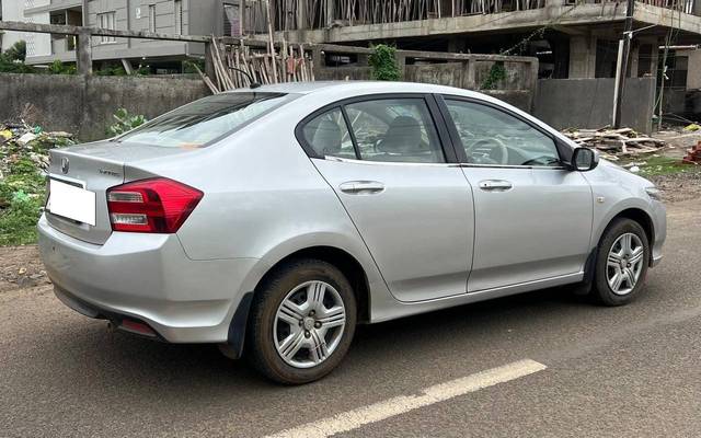 https://images10.gaadi.com/usedcar_image/4629944/original/processed_fedc6e12b635fc9ba585223bd095e5d5.jpg?imwidth=6402