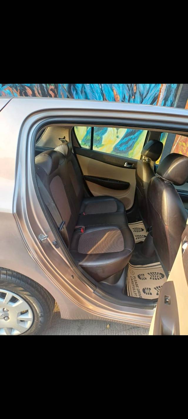 https://images10.gaadi.com/usedcar_image/4630021/original/c6d7fe5d33f953a0ffe1811c0ad492aa.jpeg?imwidth=6402