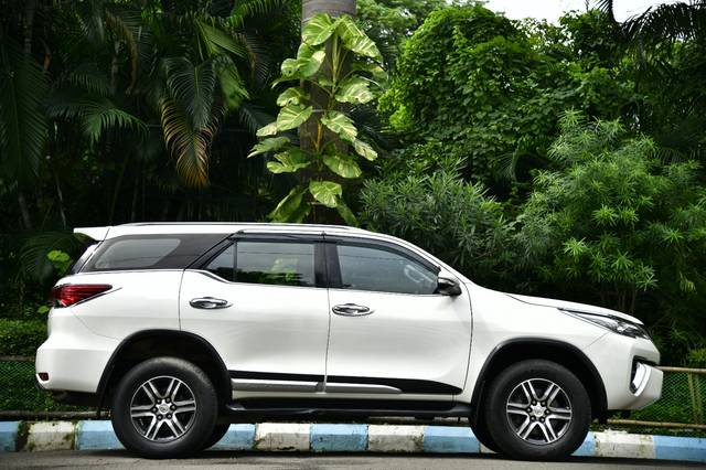 https://images10.gaadi.com/usedcar_image/4630058/original/45d38f8d52cd6c496372c198f2a2f612.jpg?imwidth=6401