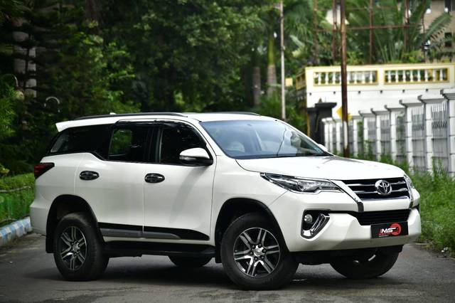 https://images10.gaadi.com/usedcar_image/4630058/original/processed_dfbbae261fbef7d4187d96516055d8bb.jpg?imwidth=6400