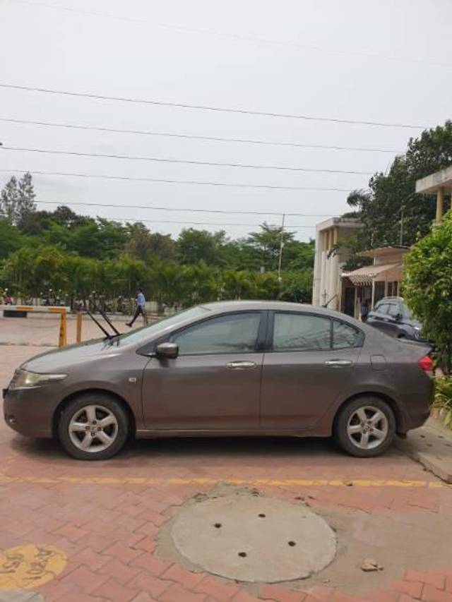 https://images10.gaadi.com/usedcar_image/4630096/original/processed_9afd2325-88f1-4603-80d9-06004ce1f315.jpg?imwidth=6402