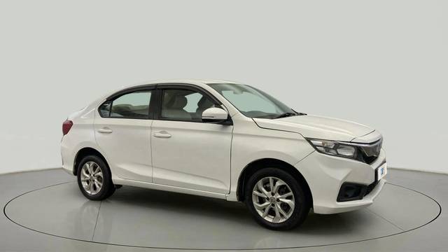 https://images10.gaadi.com/usedcar_image/4630184/original/f7a0d87b1df8b94e07b23e7dcb9243ca.jpg?imwidth=6400